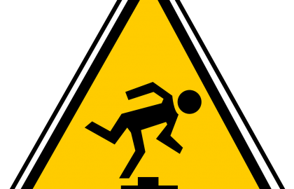 נפילה בכניסה להום סנטר